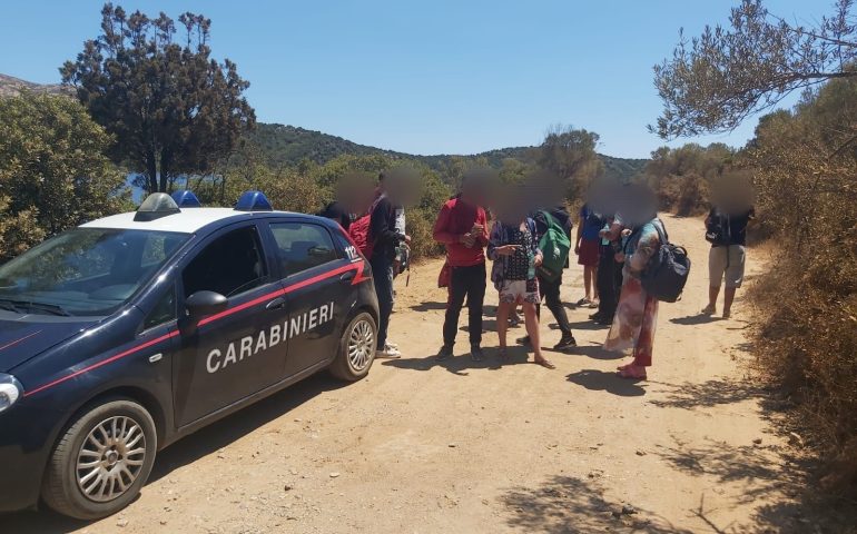 Giornata di sbarchi nel Sud Sardegna: decine di migranti algerini e tunisini intercettati tra Porto Pino e Pula
