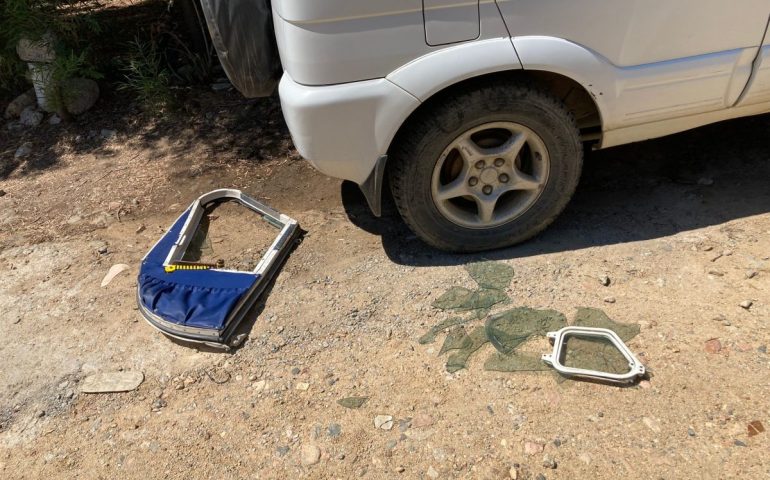 (FOTO) Paura in Sardegna: uno sportello di un aereo precipita in pieno centro abitato