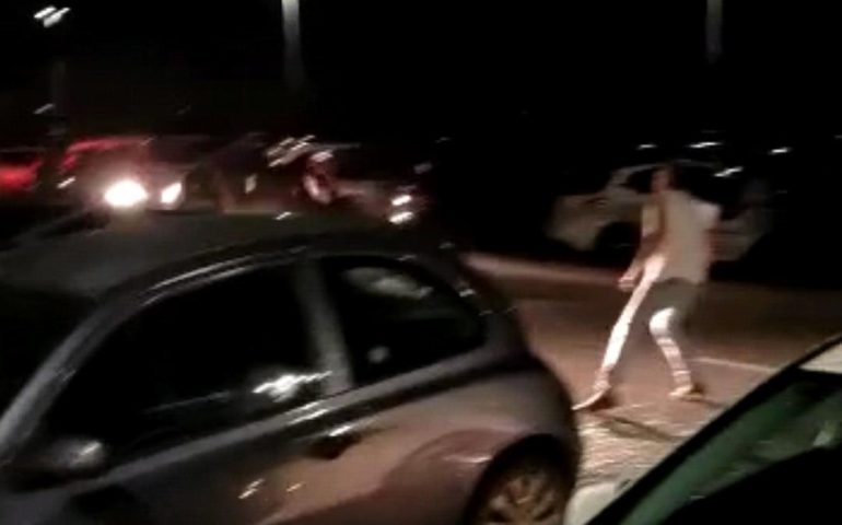 Tragedia sfiorata a Cagliari: auto a folle velocità travolge un uomo