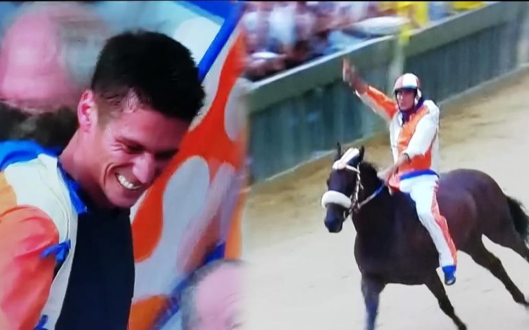 Palio di Siena, “Tittia” trionfa nella corsa dell’Assunta: storico poker consecutivo del fantino sardo