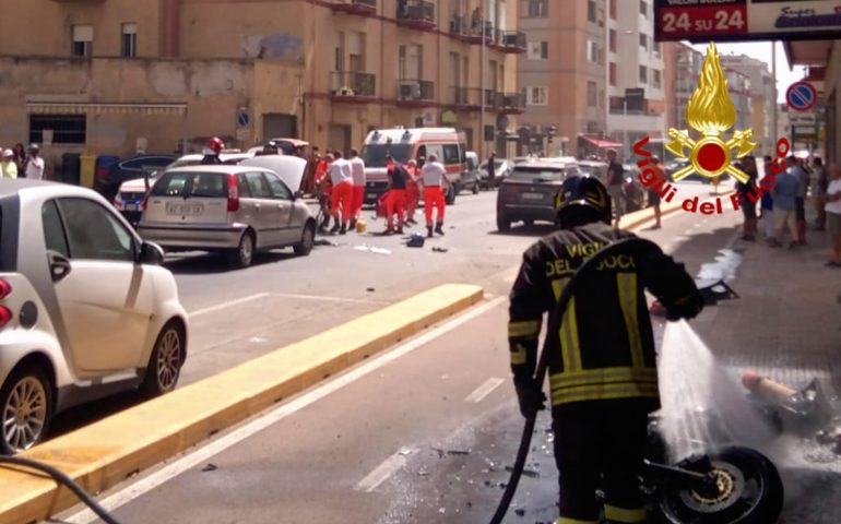 Cagliari, grave incidente in via della Pineta: moto in fiamme dopo lo scontro con un’auto, un ferito