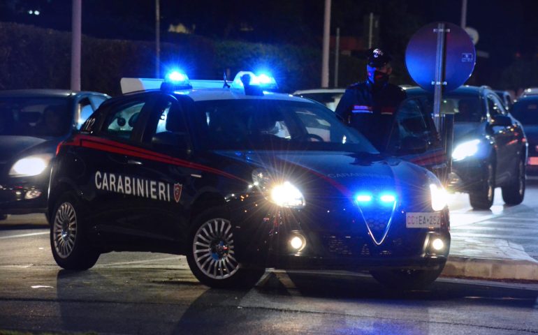 Cagliari, si rifiuta di pagare il conto e insulta e minaccia i baristi con un coltello
