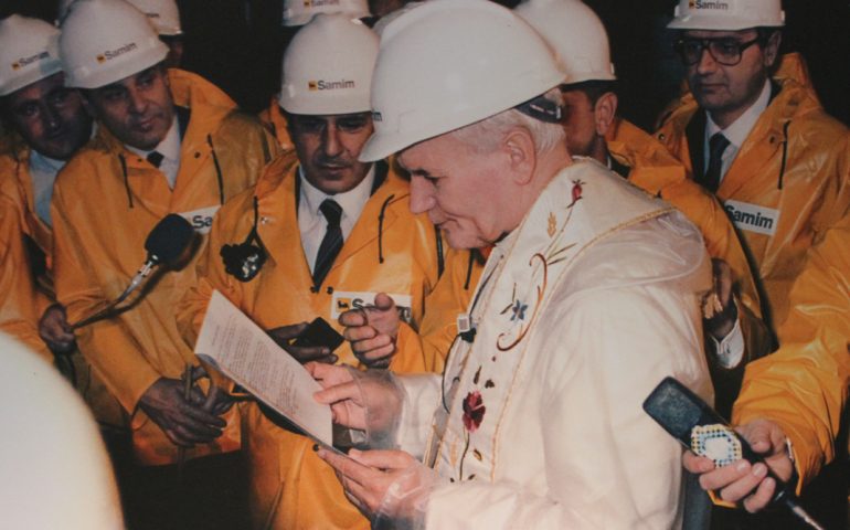 Lo sapevate? Nel 1985 Papa Giovanni Paolo II in visita in Sardegna incontrò i minatori e scese a -200 metri