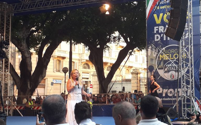 Bandiere tricolore e striscioni, a Cagliari Giorgia Meloni parla al popolo sardo: “Pronti a governare”