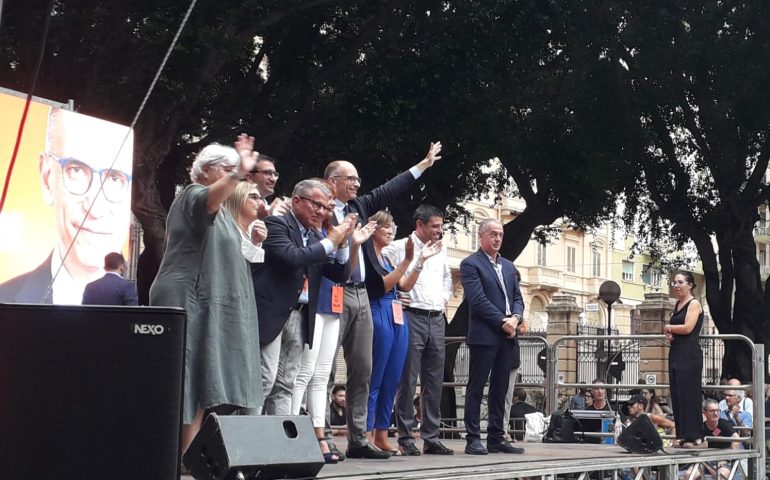 “Questo Paese non torna indietro”: Letta a Cagliari nelle ultime battute di campagna elettorale