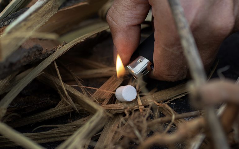 Fermata dalla Polizia mentre cercava di appiccare un incendio: arrestata una donna