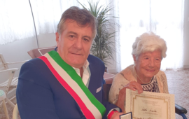 Sardegna terra di longevità, l’elegante signora Adele Anedda festeggia 107 anni a Cagliari