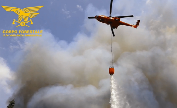 Arbus tra le fiamme, in volo canadair ed elicotteri: case minacciate dal rogo