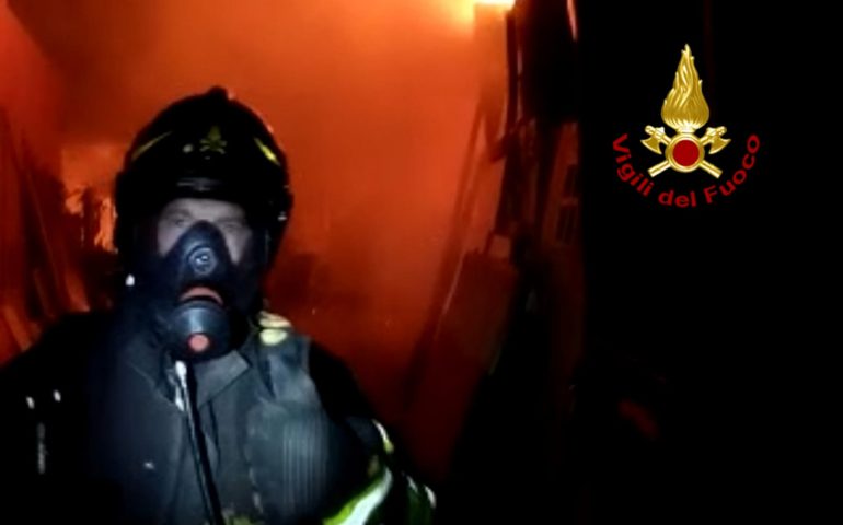 Selargius in fiamme, un uomo ferito e fuoco vicino a un’abitazione