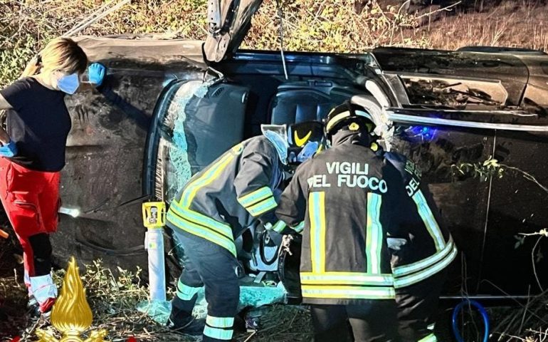 Sardegna, si ribalta con l’auto e finisce fuori strada: giovane estratto dalle lamiere in ospedale