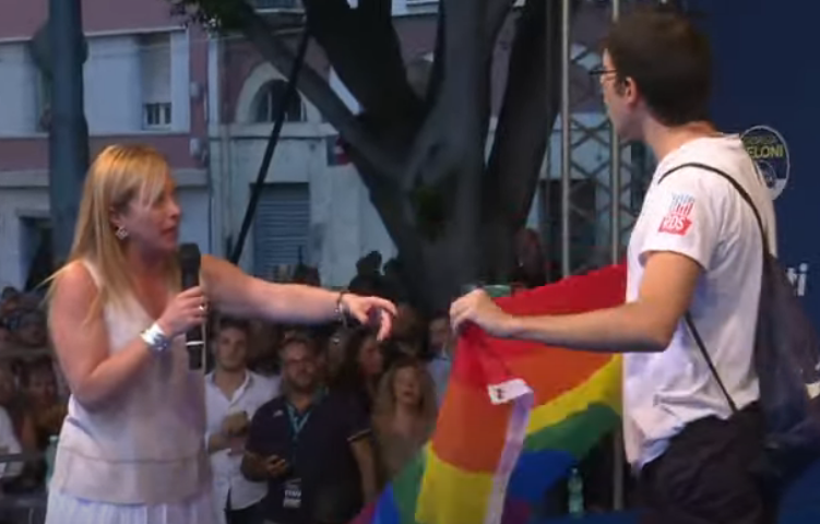 Cagliari, un contestatore sale sul palco di Giorgia Meloni con la bandiera arcobaleno