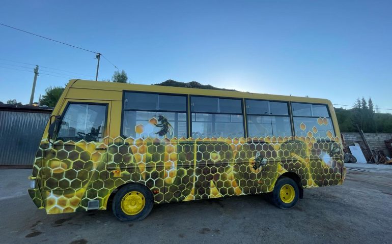 “Pauroso” la nuova opera di Manu Invisible nella carrozzeria di uno scuolabus