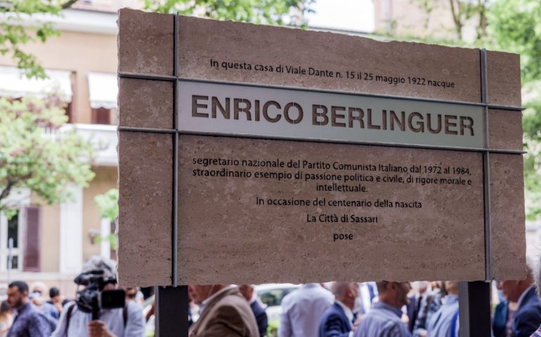 Sassari, oltraggio alla memoria di Berlinguer: scardinata e gettata via la targa in suo ricordo