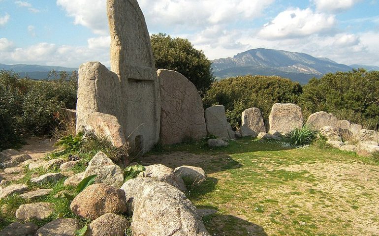 Monumenti sardi: la tomba dei giganti di s’Ena ‘e Thomes, meraviglia dell’età nuragica da più di 3500 anni