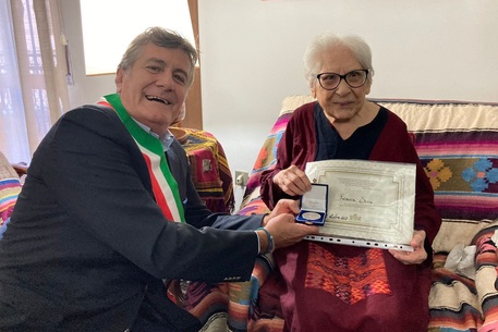 Cagliari in festa per i 102 anni di Nonna Rosaria, ex maestra e ginnasta