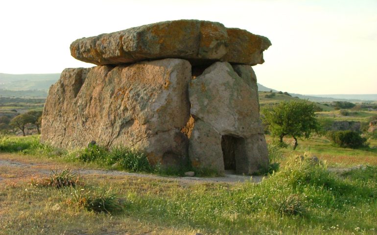 Lo sapevate? In Sardegna c’è un dolmen gigante tra i più importanti del mondo