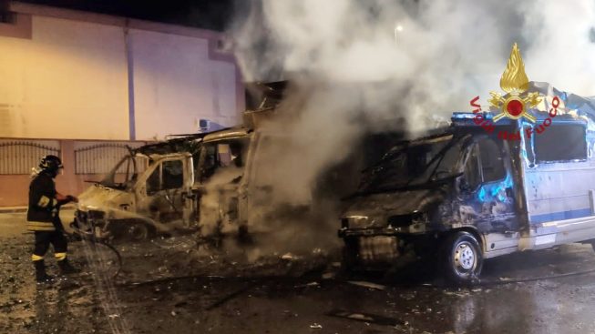 Cagliari, paura nella notte: le fiamme divorano due camper e due camion