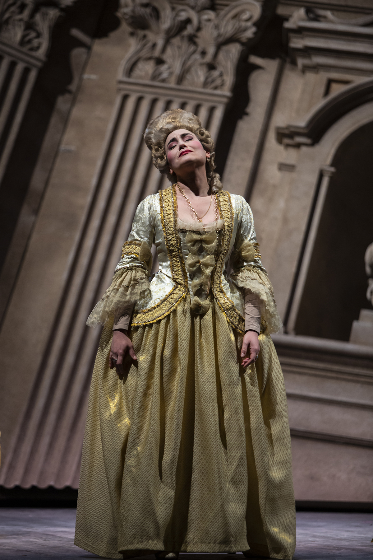 Manon Lescaut atto II Teatro del Giglio Lucca (Monica Zanettin - ph. Andrea Simi)