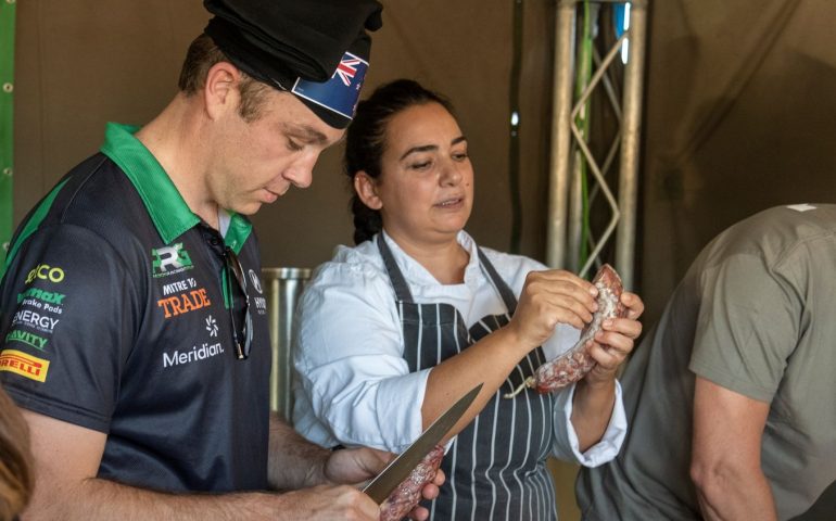 Rally Terra Sarda: i piloti internazionali cucinano culurgiones e maialetto arrosto