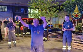 (VIDEO) Cagliari, il Capo Reparto Roberto Puddu va in pensione: sirene accese e il caloroso saluto dei colleghi