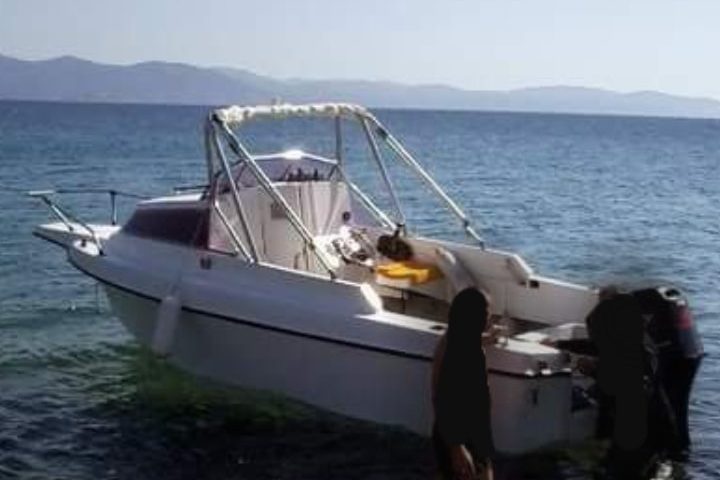 Escono con la barca per andare a pesca ma non rientrano: scattano le ricerche per padre e figlia in Sardegna