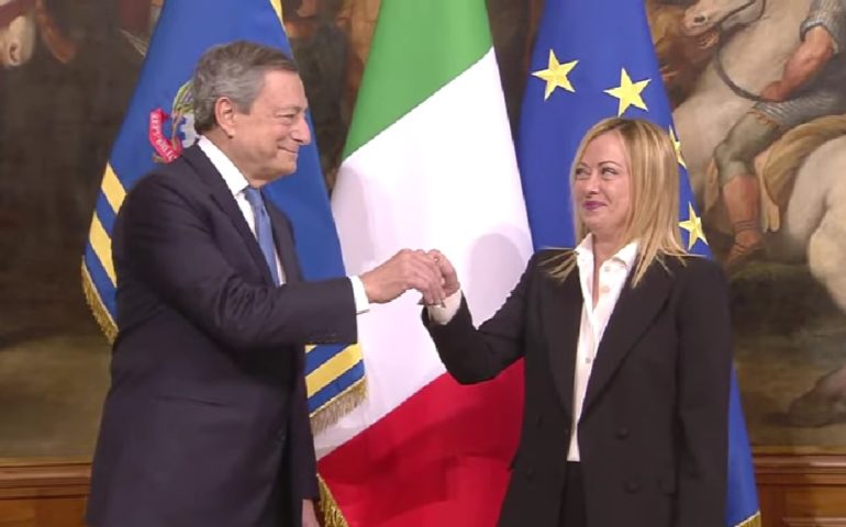 Mario Draghi consegna la campanella a Giorgia Meloni: è la prima premier donna della storia italiana