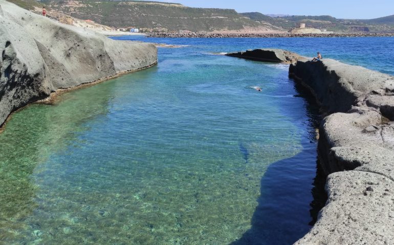 Lo sapevate? In Sardegna c’è una piscina marina che sembra adagiata su un cratere lunare