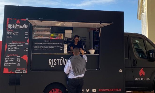 Cagliari, con le lezioni all’università tornano le chiacchiere e i caffè al Bar Itinerante di Viale Fra Ignazio