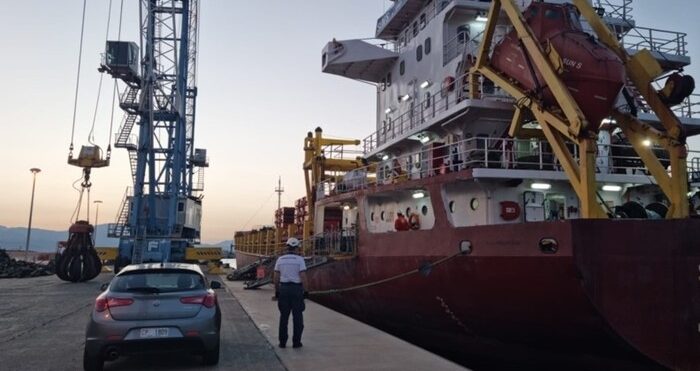 Cagliari, gravi violazioni sulla sicurezza della navigazione: nave mercantile bloccata dalla Guardia Costiera