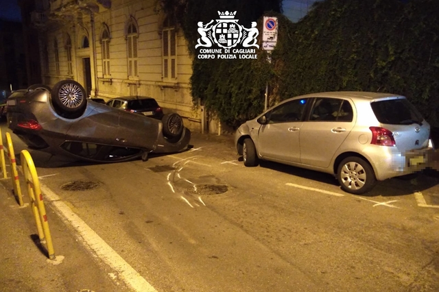 Cagliari,ragazza ubriaca alla guida sbatte contro un’auto in sosta e si ribalta: denunciata