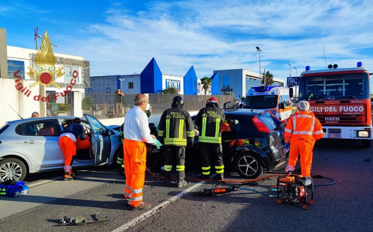 Grave incidente a San Sperate: scontro frontale fra due auto, due feriti in codice rosso all’ospedale
