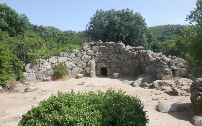 Monumenti sardi: la tomba dei giganti di Is Concias, una delle più belle della Sardegna