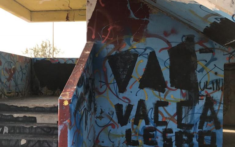 Cagliari, vandalizzate dai tifosi le opere della Galleria del Sale: artisti al lavoro per il recupero