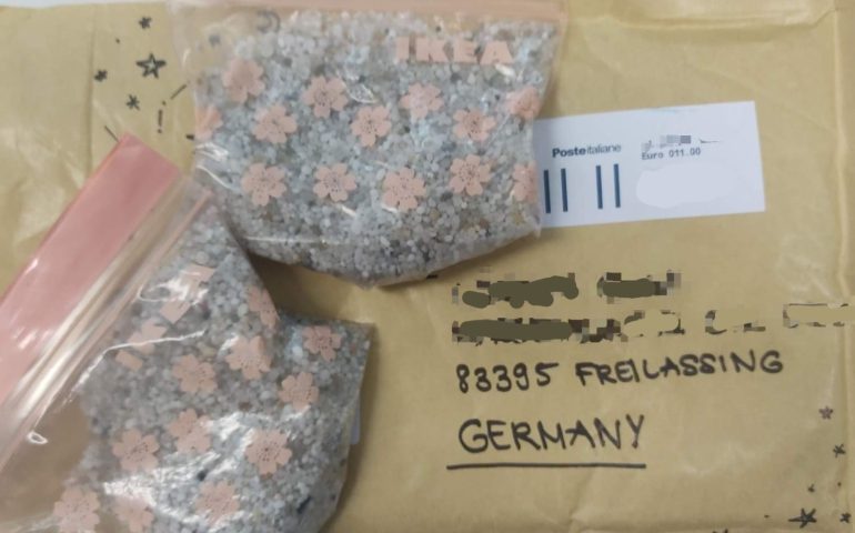 Ruba i sassolini di Is Arutas e li spedisce  per posta a casa sua in Germania: turista denunciata