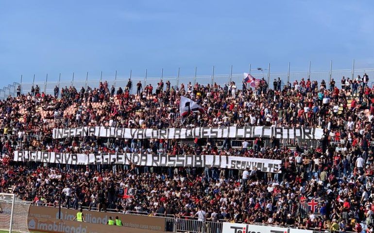 Cagliari-Pisa inizia con un tributo a Gigi Riva dalla Curva Nord