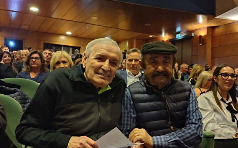 L’abbraccio tra due miti di Sardegna: Gigi Riva e Benito Urgu alla premier del film dedicato al grande calciatore