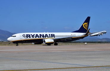 Un aereo Ryanair sulla pista di Elmas