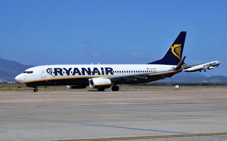 Un aereo Ryanair sulla pista di Elmas