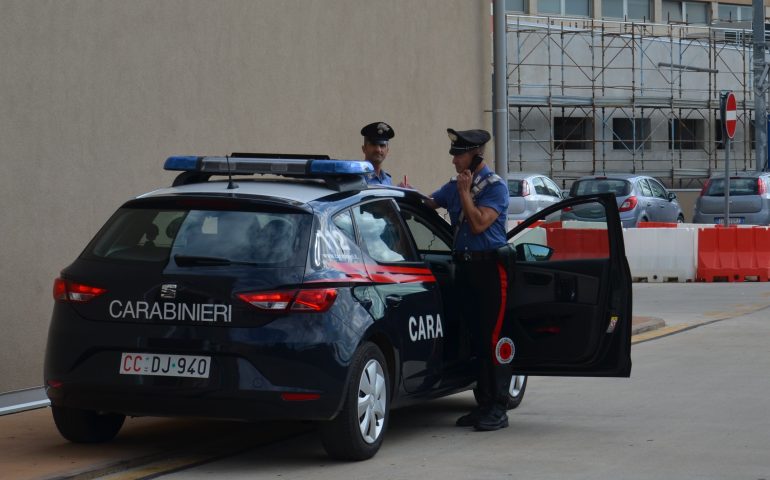 Cagliari, lasciano il figlio di tre anni in auto e si allontanano: denunciati i genitori