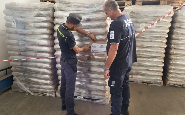 Cagliari, bloccati 700 quintali di pellet contraffatto provenienti dall’Egitto