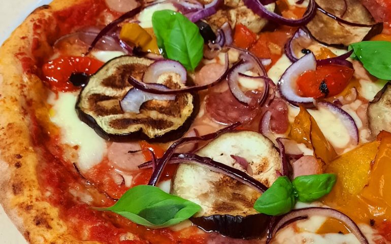 Impasto al carbone nero, alla curcuma o allo zafferano? Kephas è la pizzeria alternativa nel cuore di Cagliari