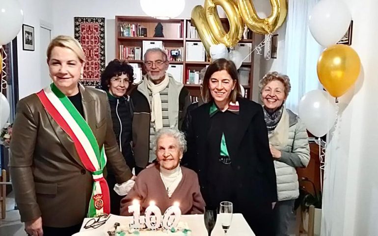 Cagliari in festa per la sua centenaria. 100 candeline per Antonia Picciau