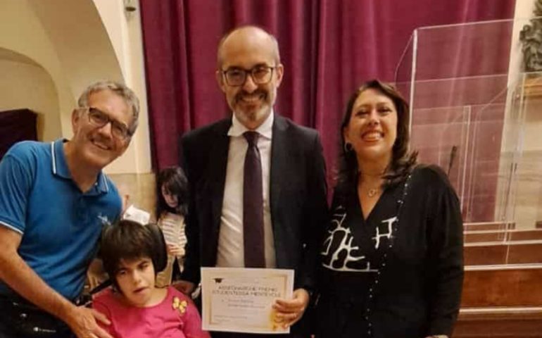 Primi mesi di scuola per Aurora e già un grande traguardo: il sorriso radioso tra gli applausi del Municipio di Cagliari