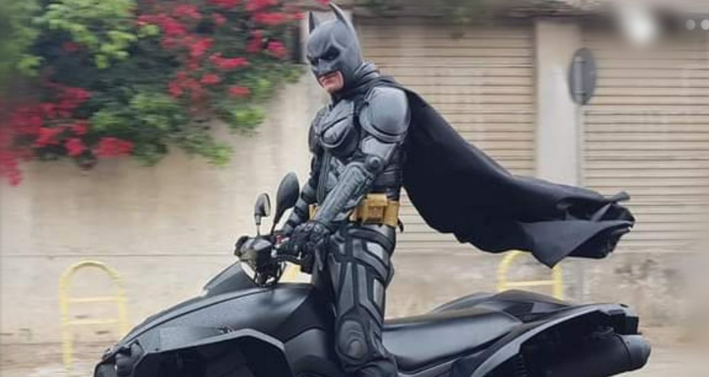 Batman lavora in un sexy shop di Cagliari e appena può corre ad aiutare i  bambini in ospedale