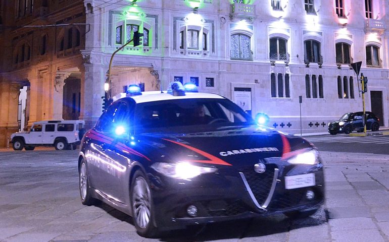 Violenza a Cagliari, aggredisce una donna e calci e pugni: denunciato un 37enne