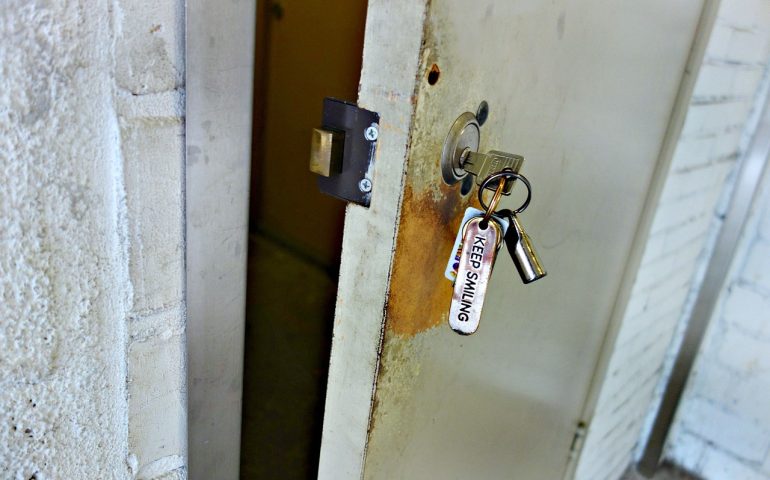 La chiave non funziona: ubriachi fradici prendono a calci la porta di ingresso ma sbagliano casa