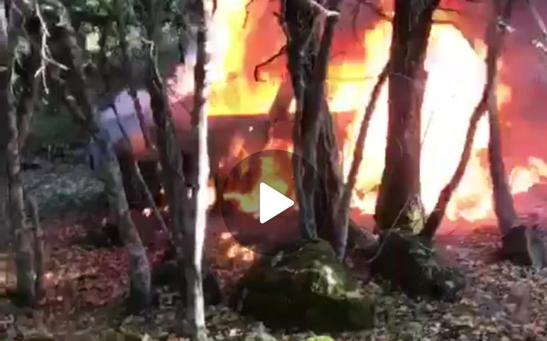 (VIDEO) Sardegna, assalto al portavalori: auto dei malviventi date alle fiamme a Badde Salighes