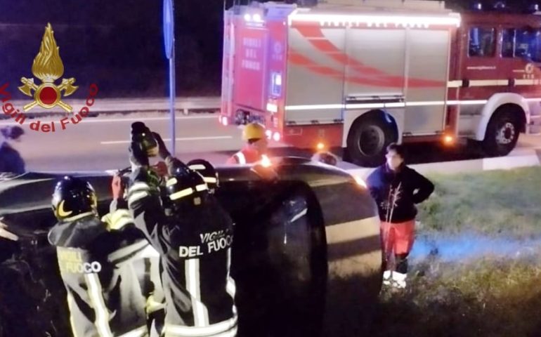 Monserrato, auto si ribalta ed esce fuori strada sulla Statale 554: due donne trasportate in ospedale