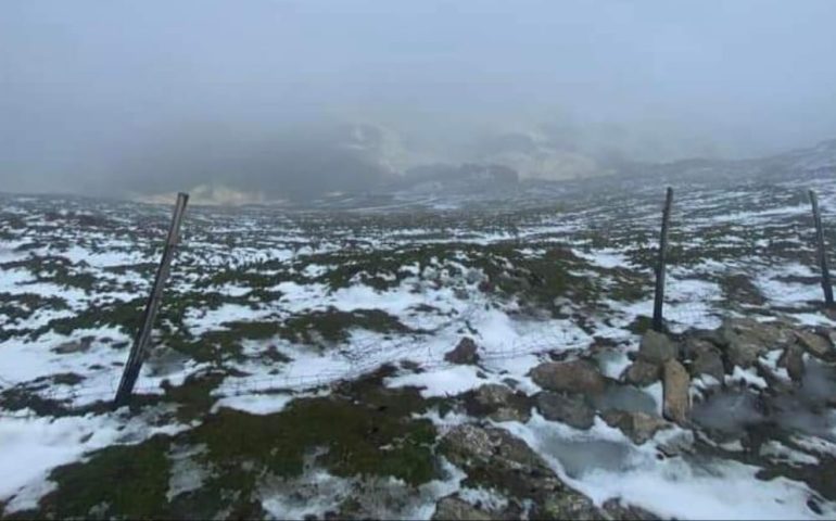 (FOTO) La neve sul Gennargentu: imbiancato il Bruncu Spina