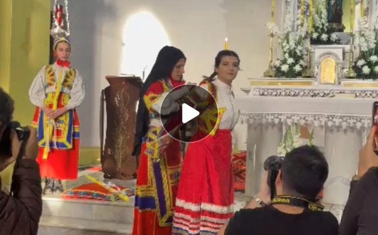 (FOTO E VIDEO) Curiosità, alla scoperta della tradizionale vestizione della sposa di Desulo
